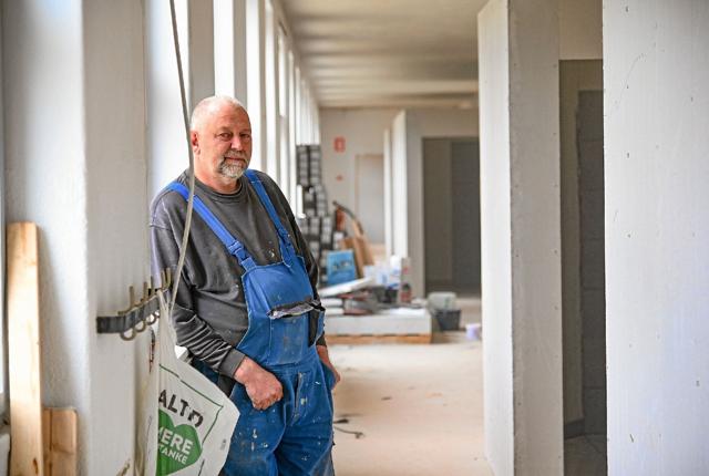 Peter Madsen kan efter planen fra 1. august tilbyde overnatning for 30 personer i de 15 nye værelser i den gamle skolebygning i Ræhr. Foto: Ole Iversen