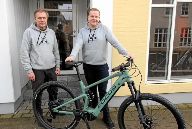 Lars Birk og Kasper Nielsen foran butikken i Nørregade 2c med en el-mountainbike til knap 33.000 kroner. Foto: Jørgen Ingvardsen