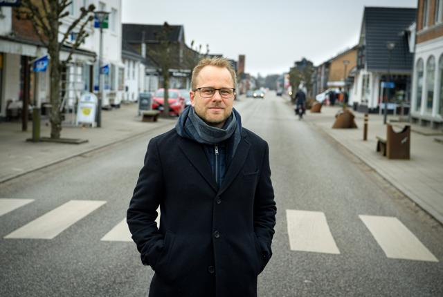 Anders Sølvkær er formand for Pandrup Kaas Handel & Erhverv. Han fortæller, at det er vigtigt at støtte op lokalt nu. Hvilket da også er det billede, der bliver tegnet, når man går en tur rundt i midtbyen. Foto: Bo Lehm