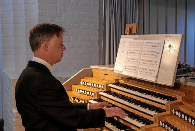 Organist Hans Henrik Gramstrup Larsen spiller bl.a. Bach, Reger, Stamm og Tombelle ved lørdagskoncerten 25. juli. Privatfoto