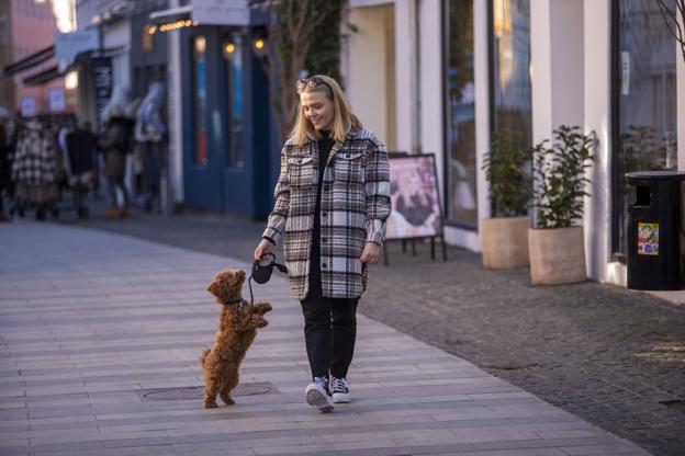 Maja Haugaard elsker at gå tur med sin lille hund Keld i Nørregade. Foto: Martél Andersen <i>Foto: Martél Andersen</i>