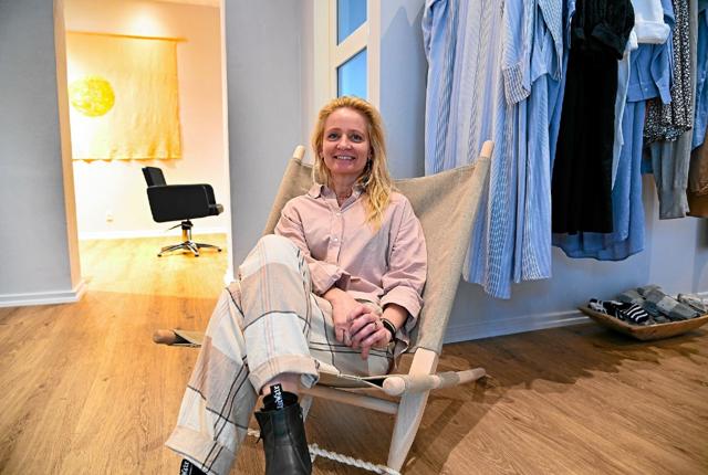Tina Lundby glæder sig til, at frisørsalonen i tagrummet får lov åbne op. Indtil da er butikken åbent. Foto: Ole Iversen