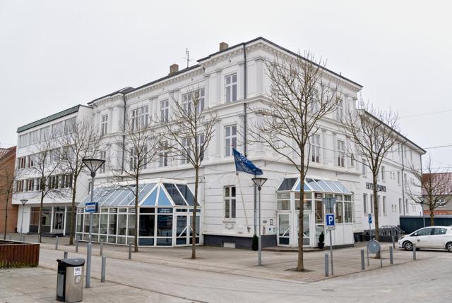 Hotel Phønix i Hjørrings centrum består. Gennem årene har der været planer og visioner om at bygge et nyt hotel i Hjørring, men det er blevet ved planerne...... Foto: Bente Poder