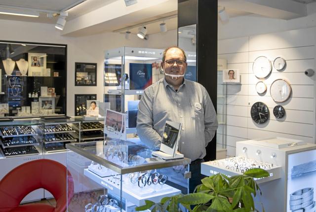 Benny Olsen er klar til at tage i mod kunderne i en nyopfrisket butik. Foto: Michael Madsen