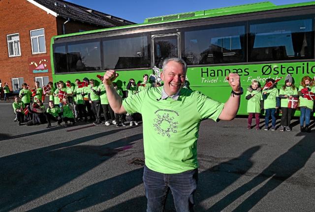 En rigtig glad skoleleder Hans Henrik Thrane og en masse elever bød Hannæs- Østerild skolers grønne bus velkommen. Foto: Ole Iversen