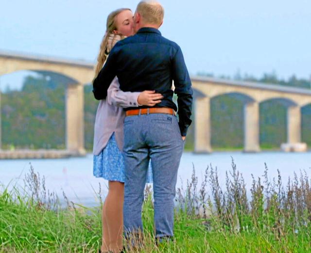 Så bliver det ikke mere romantisk: Et kys ved Sallingsundbroen ...Foto: TV2