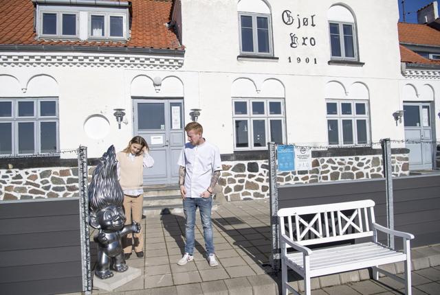 Natazja Torp og Peter Kjeldgaard har overtaget nøglerne til Gjøl Kro. Foto: Kim Dahl Hansen