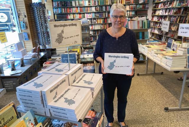 Maibritt Jensen fra boghandlen viser Morsingbo-ordbogen frem. Foto: Carsten Hougaard