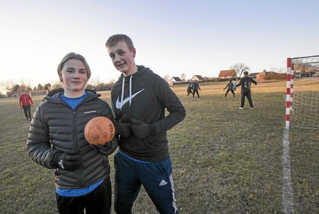 Anton og Christian er glade for igen at kunne træne håndbold. - Det er bedre end ingenting, siger de. Foto: Allan Mortensen