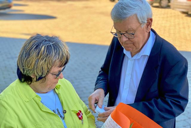 Statsautoriseret Revisor og partner i Brandt, Kris Yde, hæfter Den kgl Belønningsmedalje på Ellen Bærendtsen, der i fjor forlod virksomheden efter 46 år. Foto: Carsten Hougaard