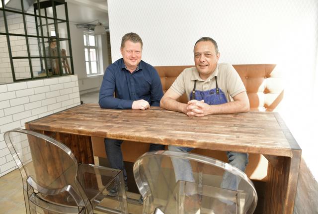 Restaurantchef Thomas Jørgensen er trådt ind som medejer i TraPo, og han og Carlo Liberati glæder sig til at byde gæsterne velkommen. Foto: Claus Søndberg