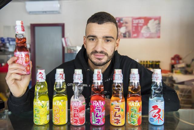 Firas El-Sayed har succes med at sælge japanske sodavand i Brønderslev. Foto: Kim Dahl Hansen