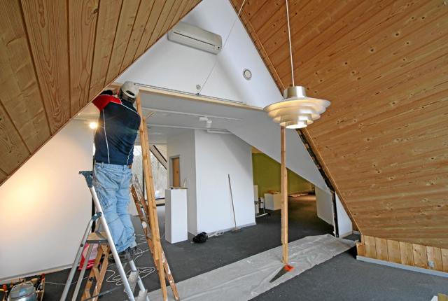 Wiggo Knive er her i gang med at fjerne noget af en væg på første sal. Foto: Jørgen Ingvardsen