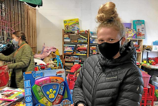 23-årige Elina Nyby var en af de første, der trådte indenfor, da genbrugbutikken på genbrugspladsen i Nykøbing i dag åbnede igen efter cirka 2,5 måned. Hun fandt legetøj til børnene, noget var slet ikke pakket op. Foto: Emma Toftelund Poulsen
