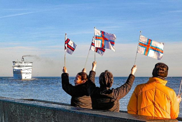 Den ombyggede Norröna blev modtaget med færøske flag på kajen i Hirtshals. Foto: Preben Andersen