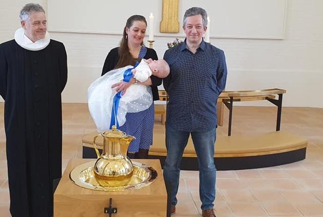 Bjarne Axelsen og Anette Engel er nogle af de mange fra Brønderslev, der har valgt at holde fast i deres søns dåb. Privatfoto