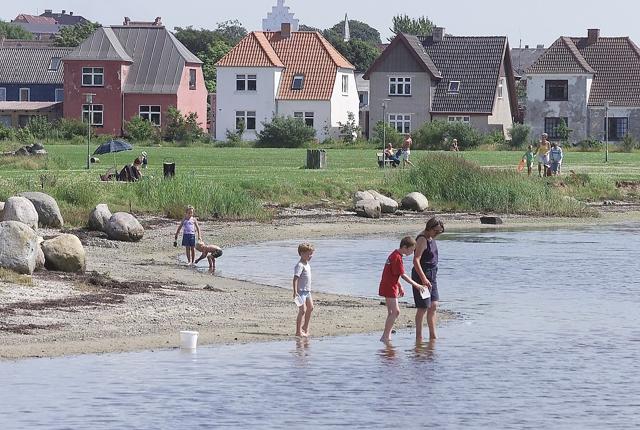 I Lindholm Strandpark kan du nyde både sand og vand uden at bevæge dig ud af byen. Arkivfoto: Grete Dahl