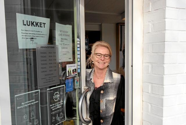 Helle Sørensen kunne mandag morgen åbne døren til sin forretning, Skoringen, i Dronninglund. Foto: Jørgen Ingvardsen