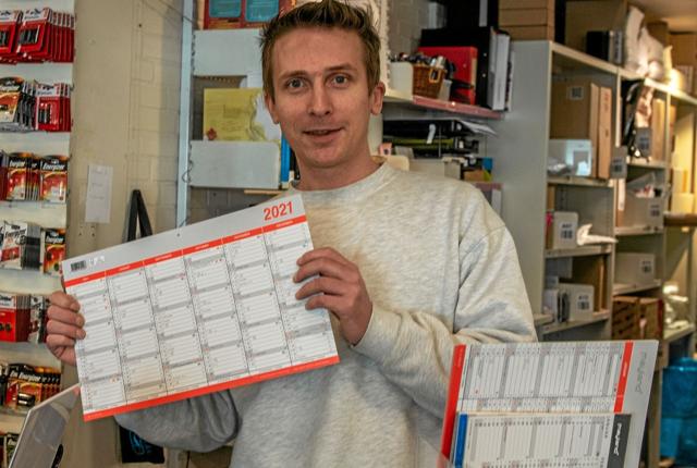 Boghandler Jesper Vad med kalenderen for 2021, som han ser frem til bliver et godt år - trods alt. Foto: Mogens Lynge