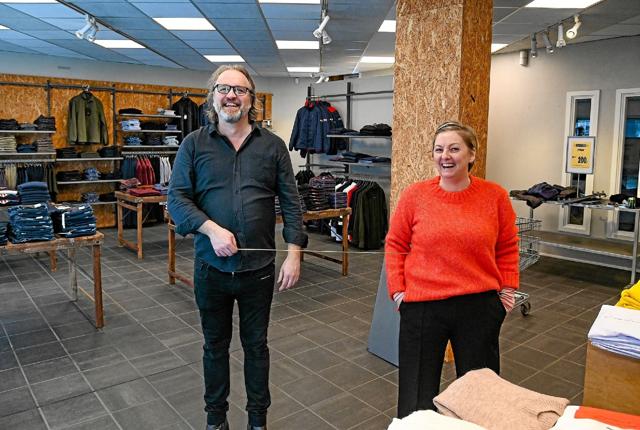 Den nye mulighed for at åbne alligevel i en midlertidig butik i Torvegade, har fået humøret op hos Janne Holm og Henrik Christensen. Foto: Ole Iversen
