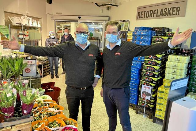 Jeppe Hjelm Pedersen (t.v.) og Frederik Hjelm Pedersen (t.h.) glæder sig til at byde velkommen i den totalrenoverede butik. Foto: Helge Søgaard