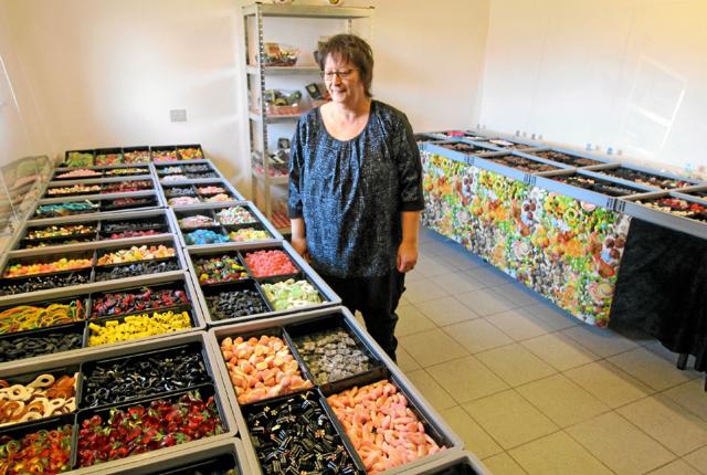 Susanne Olesen kigger her på det store udvalg, Slikhytten i Dorf tilbyder kunderne. Foto: Jørgen Ingvardsen