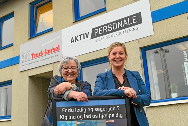 Jytte Gregersen (tv), her flankeret af sin regionschef, bliver ny leder af AktivPersonales kontor i Hanstholm. Foto: Ole Iversen