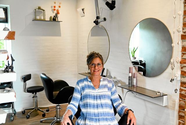 Kirsten Marie Odgaard har nu åbnet egen salon i privaten i Nykøbing efter 21 år med salon Klip Inn i Frøslev. Foto: Ole Iversen