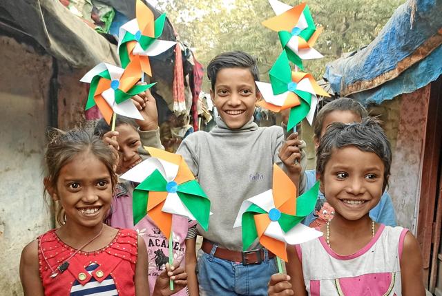 Pengene fra Eurowind Energy er med til at hjælpe ti børn i Indiens slum med at komme i skole - og som det fremgår af skiltet, er hjælpen blevet modtaget med stor taknemmelighed i Kolkatas slumkvarterer, hvor hjælpeorganisationen Little Big Help arbejder. Privatfoto
