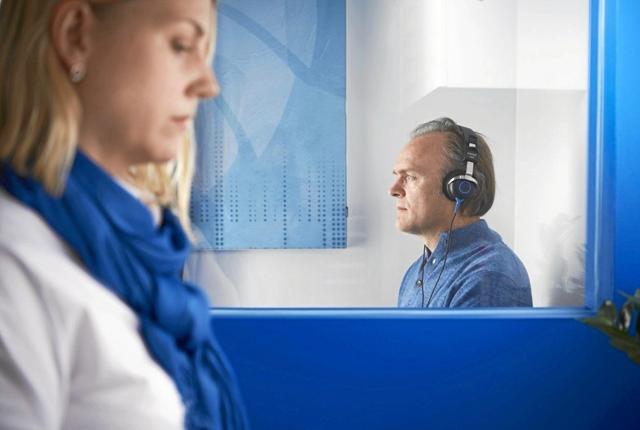 Skal man have en høretest hos Audika, møder man nu personale, der er uddannet i at optræde demensvenligt. Foto: Audika