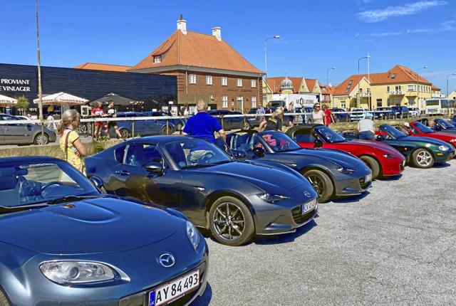 25 biler er klar på Skagen Havn i aftenskumringen