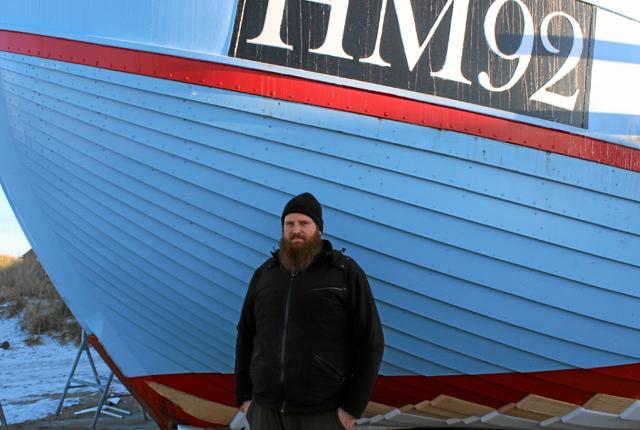 Per Bogø Olsen står foran sin nye båd HM92 ved navn Goliat - samme nummer og navn som hans gamle havbåd. Foto: Ida Mehl Agerholm