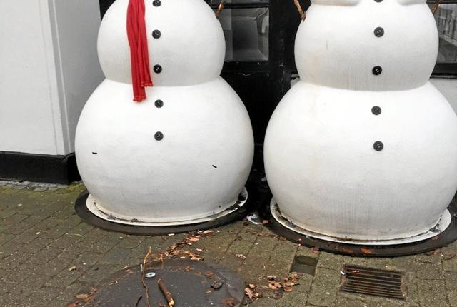 Fjerritslev Handelsstandsforening håber ikke, at snemandsdrengen er smeltet helt og vil gerne have ham tilbage på plads. Privatfoto