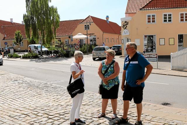Turistguide Ingrid Mørk, der selv bor i det historiske Sæby, på byvandring med alle interesserede hver onsdag i juli og august Foto: Tommy Thomsen
