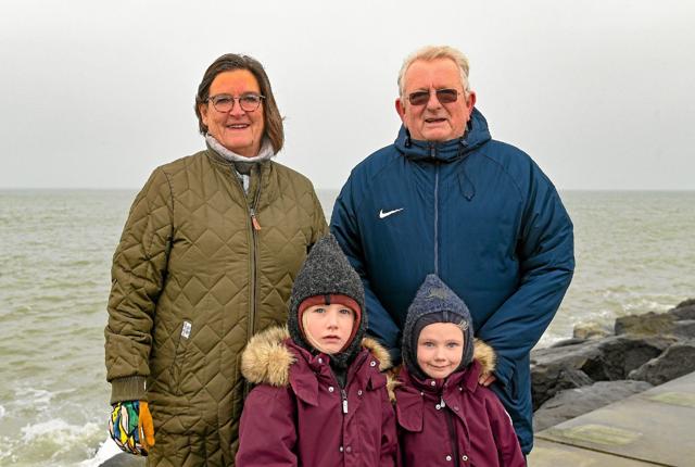 Børnebørnene Josefine (4) og Simon (5) og bedsteforældrene Karin og Jørgen Johansen fra Skive nåede ikke at se hvalrossen. Foto: Ole Iversen