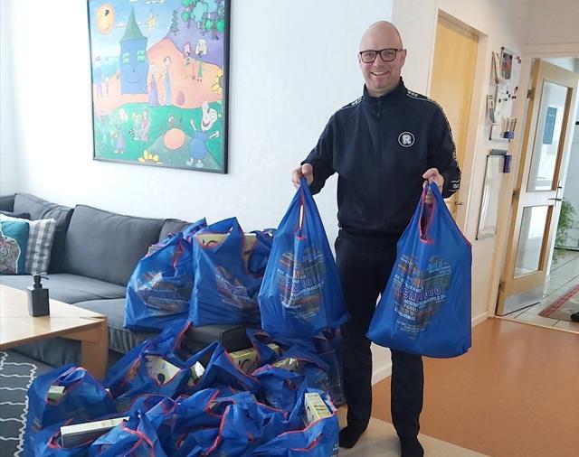 Søren Lund Nicolaisen fra Rema 1000 ved banegården i Frederikshavn kom forbi Barnets Blå Hus med 20 store poser. Privatfoto