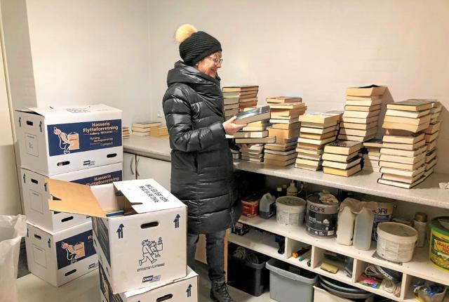 Inger Dueholm har måttet tage baggangen i brug for at få plads til at sortere bøger. Foto: Kirsten Olsen