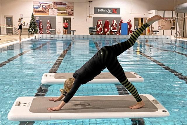 Yoga-instruktør Solbritt Andersen demonstrerer ”Float Yoga” på en såkaldt ”Aqua Base”. - Det bliver rigtig sjovt og udfordrende, og jeg kan garantere sved på panden og ømme lår dagen derpå, annoncerer hun. Privatfoto