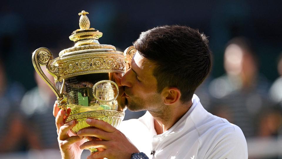 Novak Djokovic kunne søndag løfte - og kysse - Wimbledon-trofæet for syvende gang i karrieren. <i>Toby Melville/Reuters</i>