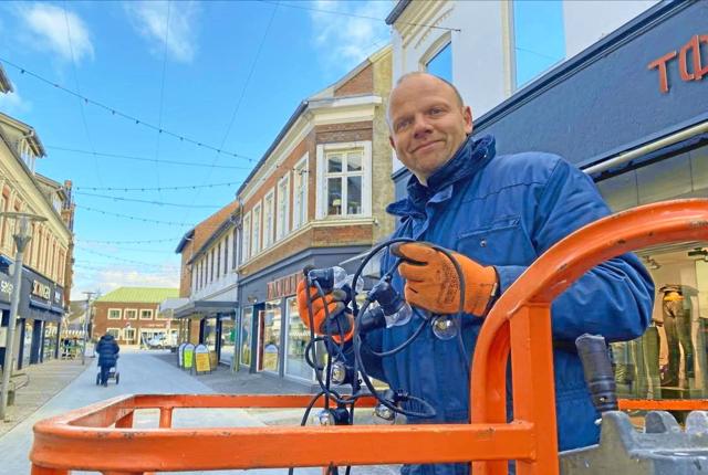 Det er elektriker Bjarke Farsinsen fra Electric Mors, der står for at sætte lyskæder op i gågaden. Privatfoto
