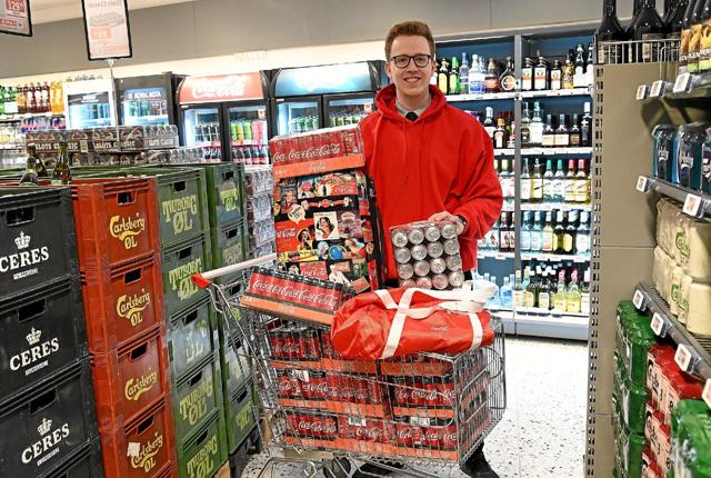 Butikselev Rasmus Heegaard Hansen går amok i uge otte hvor en heldig vinder løber med alle disse lækre ting og Coca Cola forbrug et helt år. Foto: Ole Iversen