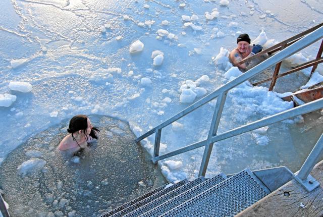 Der er lavet to mindre huller i isen, og det er her, vinterbaderne nyder det kolde gys. Foto: Jørgen Ingvardsen