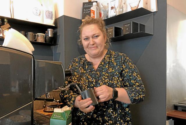 Dorthe Fris, indehaver af Kaffehjørnet, vælger næsten altid selv en cappucino, når hun går på kaffebar. Foto: Emma Toftelund Poulsen