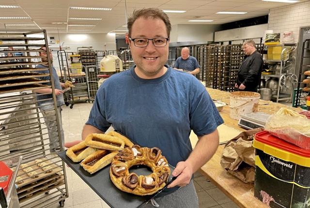 Bagermester Ståle Pedersen med det, der engang hed en smørkage og en smørkrans. Foto: Helge Søgaard