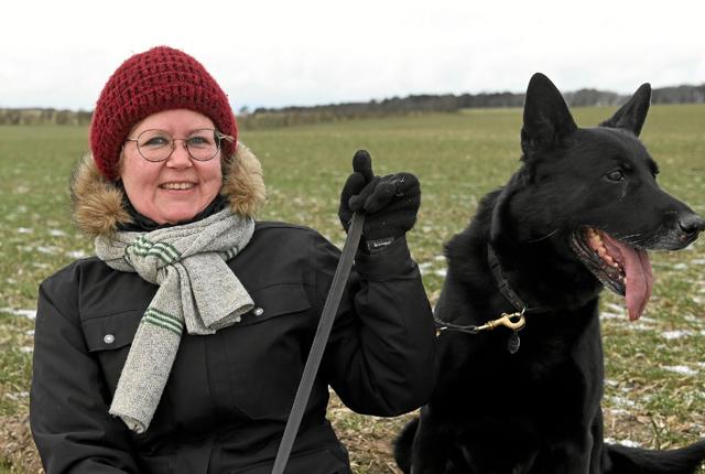 Katrine Hove Jensen, Hørdum går turen med sin hund, men savner også at tage i biografen og besøge butikker som før corona. Foto: Ole Iversen
