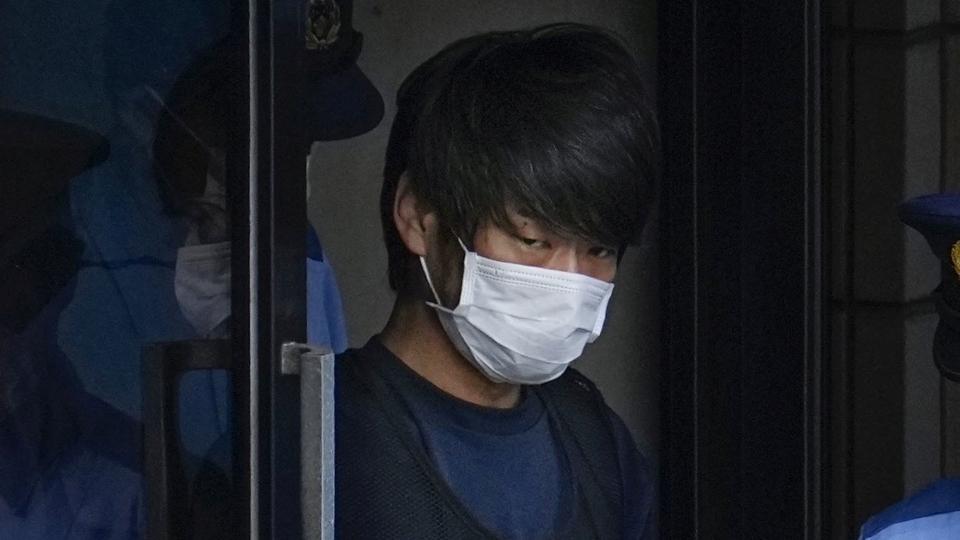 Tetsuya Yamagami, der er sigtet for drabet på den tidligere japanske premierminister Shinzo Abe, eskorteres til en retssal af politiet. Den 41-årige Tetsuya Yamagami har fortalt politiet, at han gik efter Abe, fordi han mener, at politikeren havde forbindelser til en organisation, som hans mor skulle have givet store donationer til. (Arkivfoto). <i>Kyodo/Reuters</i>