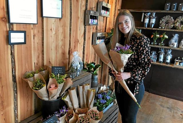 Butiksejer Julie Horne har udvidet med en selvbetjent afdeling i Østervrå Blomsterbutik. Foto: Åse Bakland
