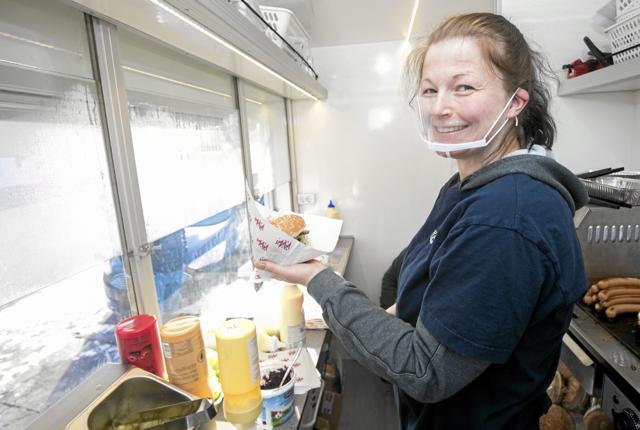 Dorte Toft har travlt i den nyanskaffede madvogn, der fremover indgår som en del af Kræmmerhuset Hals' tilbud. Foto: Allan Mortensen