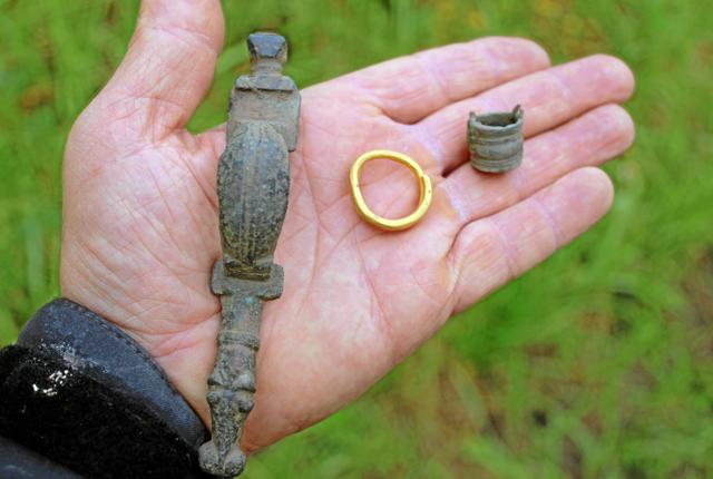 Det var små metalfund med metaldetektor, der oprindeligt ledte til fundet af gravpladsen ved Vaarst. Fra venstre: Dragtnål af bronze, ca. 400-450 e.Kr., guldfingerring, ca. 200-500 e.Kr og et spandformet vedhæng af bronze til halskæde, ca. 200-400 e.Kr. Foto: Nordjyllands Historiske Museum