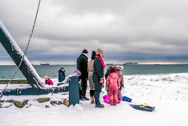 Så kom der endelig sne på kælkebakken ved Vippefyret i Skagen. Foto: Peter Jørgensen